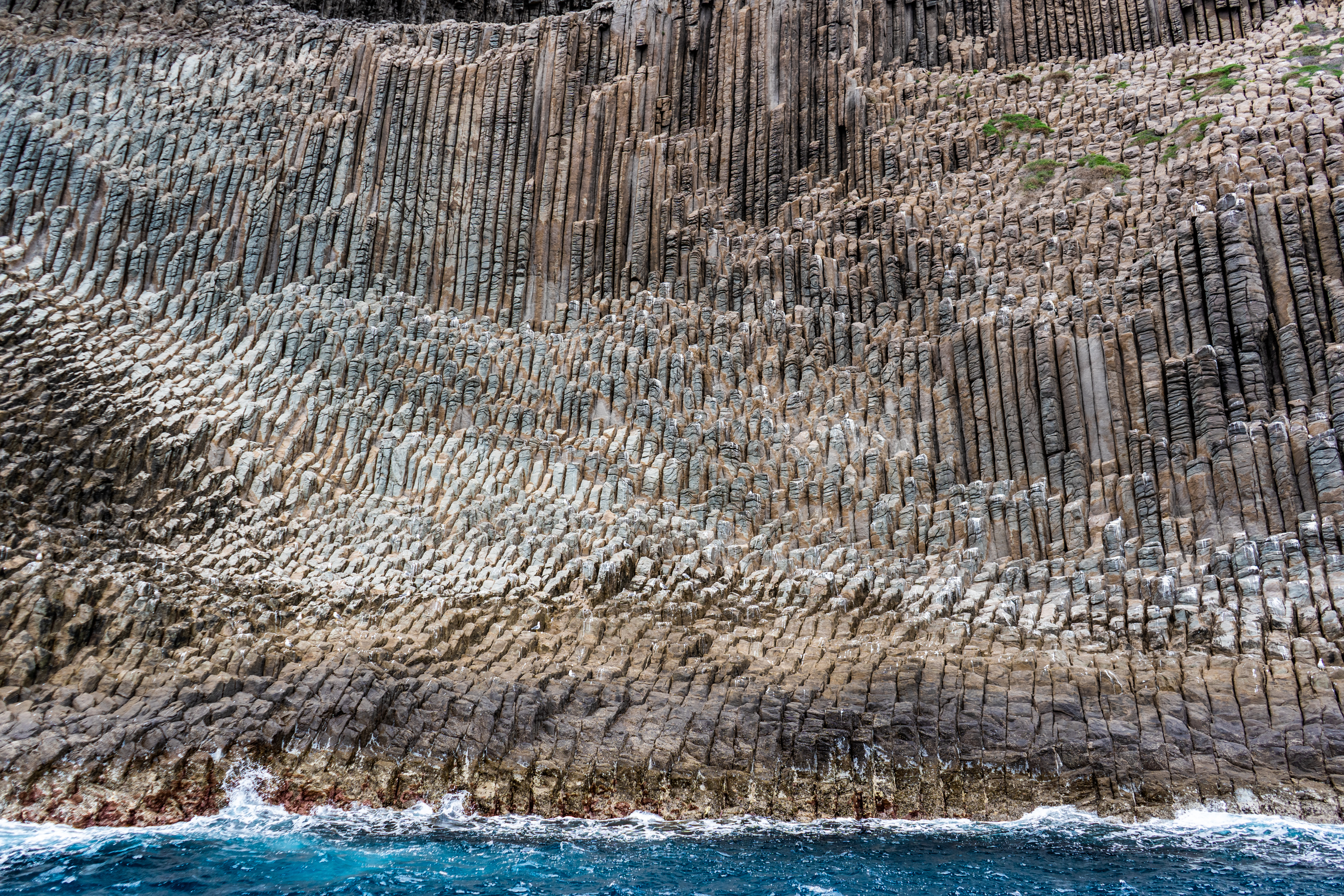 Geheimtipp-Kanaren-Diese-Klippen-sehen-aus-wie-versteinerte-Wasserf-lle