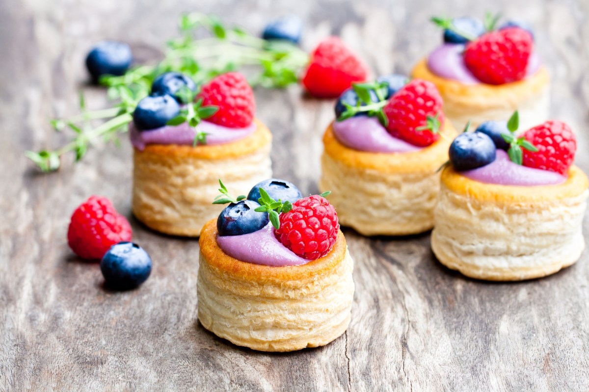 BlÃ¤tterteig-Pasteten mit Beeren auf einem Tisch.