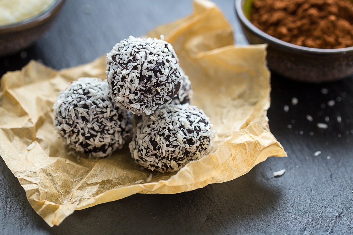 Chokladbollar: schwedische Haferkugeln auf einem StÃ¼ck Backpapier.