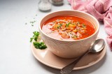 Eine SchÃ¼ssel Fasolada, eine griechische Bohensuppe mit Tomaten, Sellerie und MÃ¶hren.