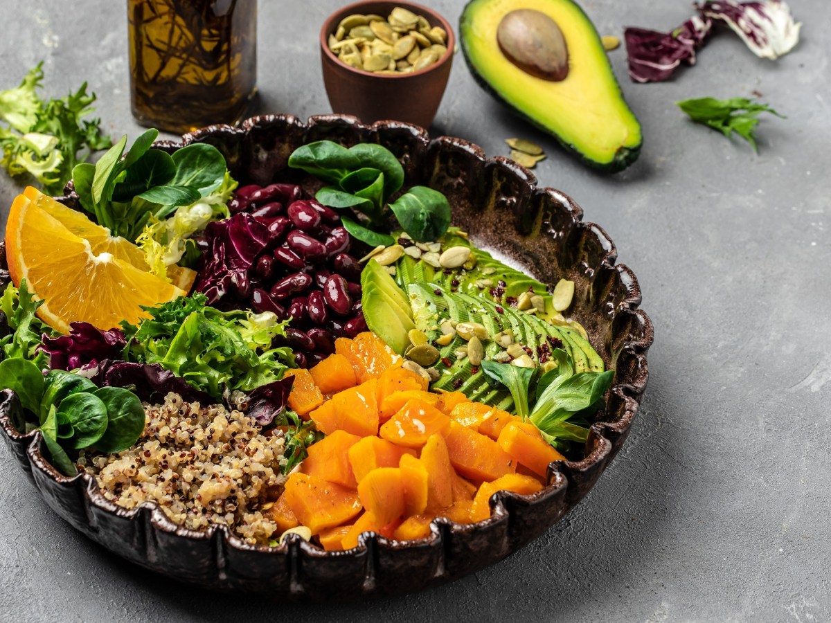 Fitnessbowl mit Quinoa, SÃ¼ÃŸkartoffeln, Avocado, Salat und Bohnen.