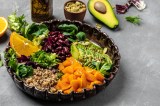 Fitnessbowl mit Quinoa, SÃ¼ÃŸkartoffeln, Avocado, Salat und Bohnen.