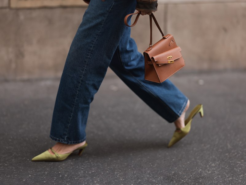 Frau geht in Jeans Ã¼ber StraÃŸe