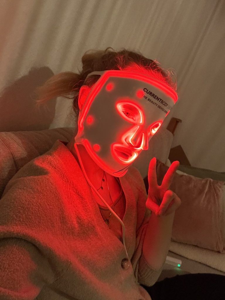 Michelle mit LED Maske