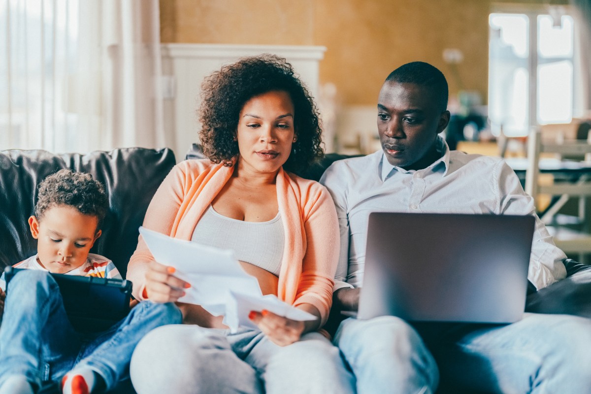 Familie zu Hause analysiert Dokumente.