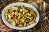 Ein Teller mit Kohlrabi aus der HeiÃŸluftfritteuse, garniert mit Petersilie.