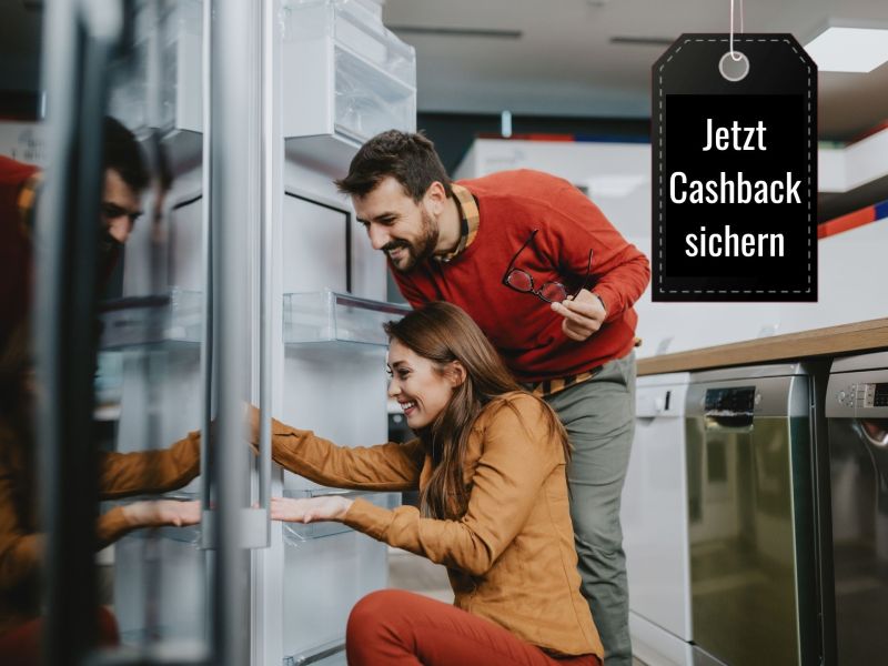 Frau und Mann vor dem Kühlschrank