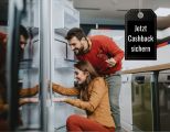 Frau und Mann vor dem Kühlschrank