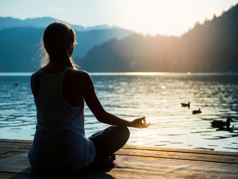 Frau Meditation am Wasser SchlafstÃ¶rungen