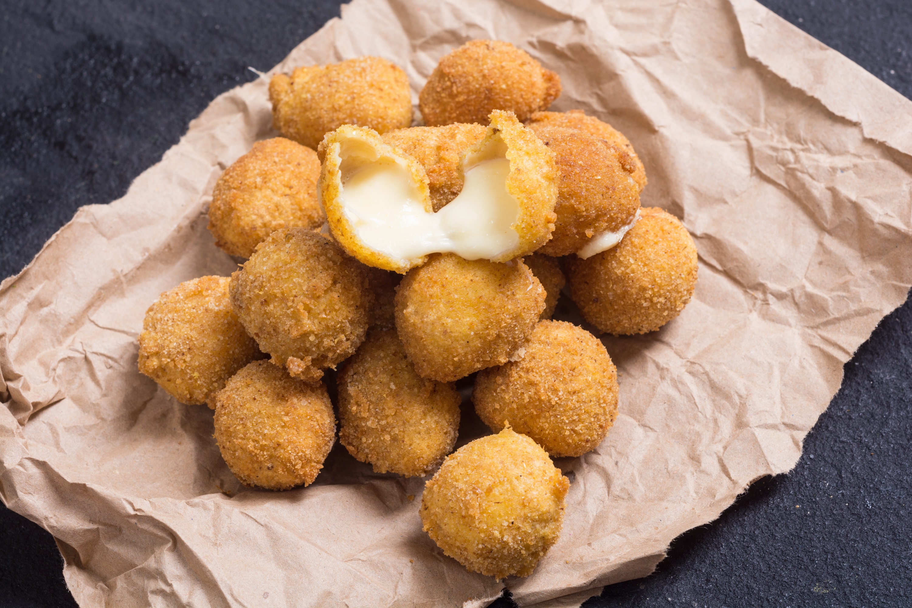 Mozzarella-B-llchen-aus-dem-Airfryer-leckere-Snack-Idee