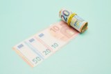 Rolle Euro-Banknoten auf tÃ¼rkisfarbenem Hintergrund