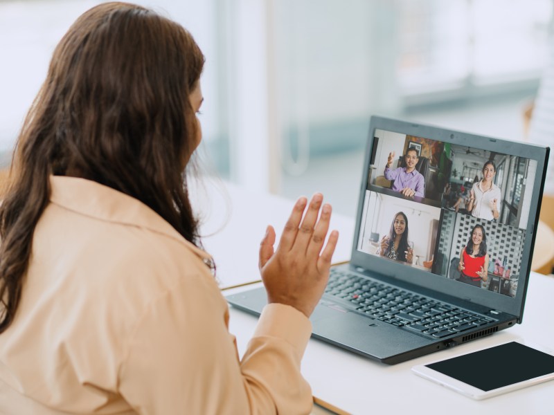 Eine junge Frau fÃ¼hrt ein Online-BewerbungsgesprÃ¤ch.