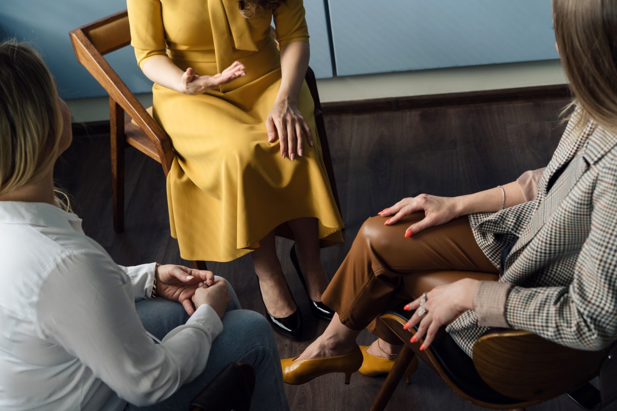 Drei GeschÃ¤ftsfrauen unterhalten sich im BÃ¼ro.