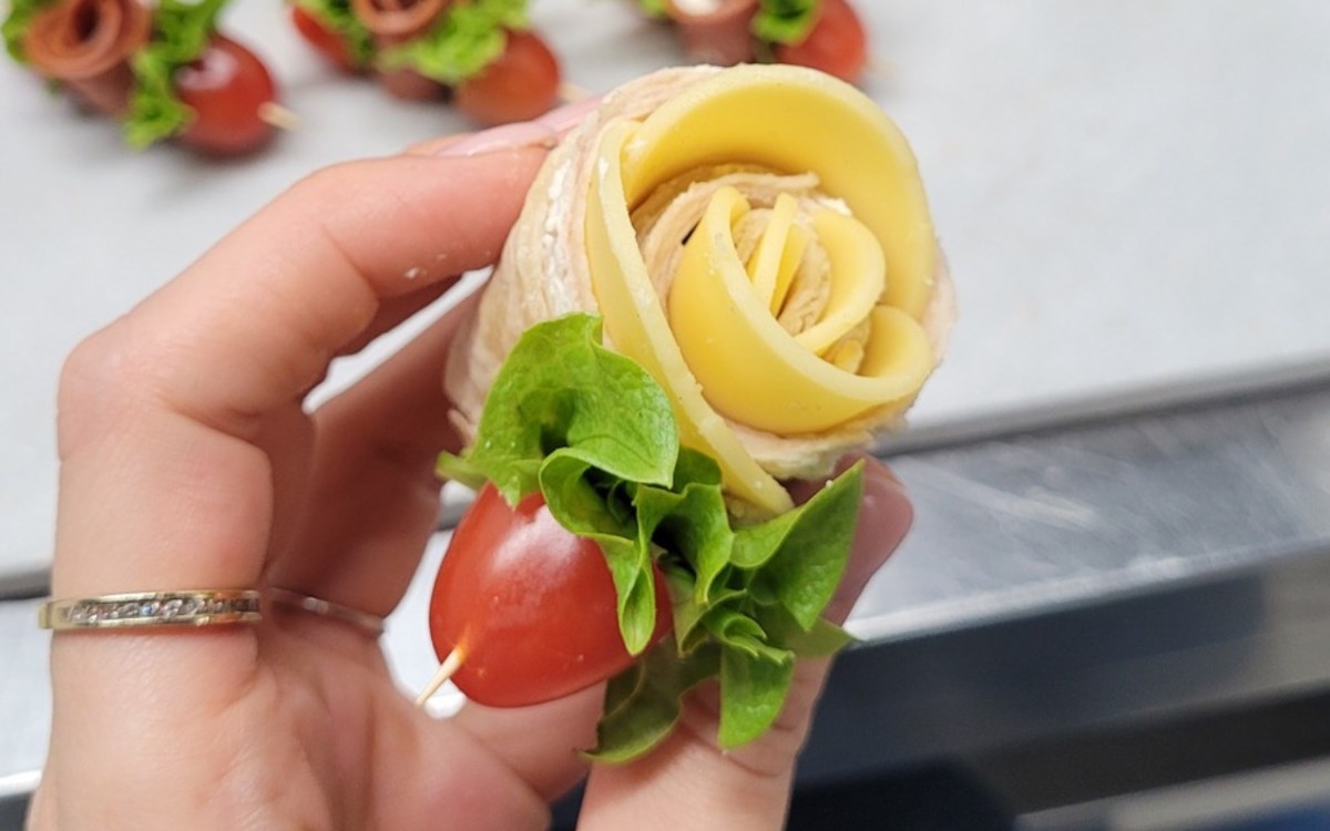 Eine Frau hÃ¤lt eine Tortilla-Rose in der Hand.