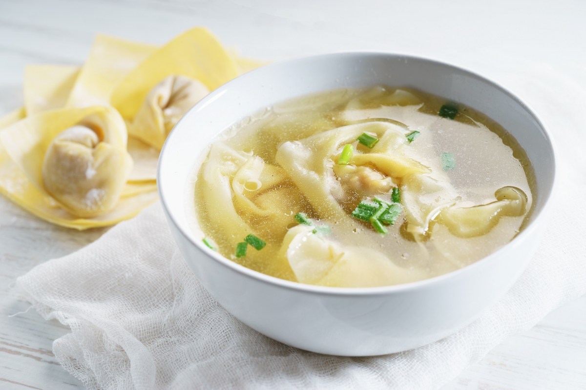 Wan-Tan-Suppe mit FrÃ¼hlingszwiebeln garniert.