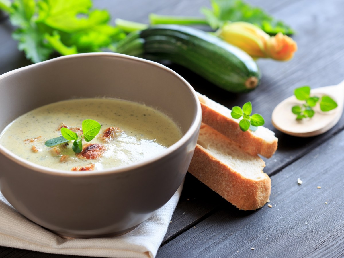 Diese Zucchini-Kokos-Suppe ist schnell weggelÃ¶ffelt