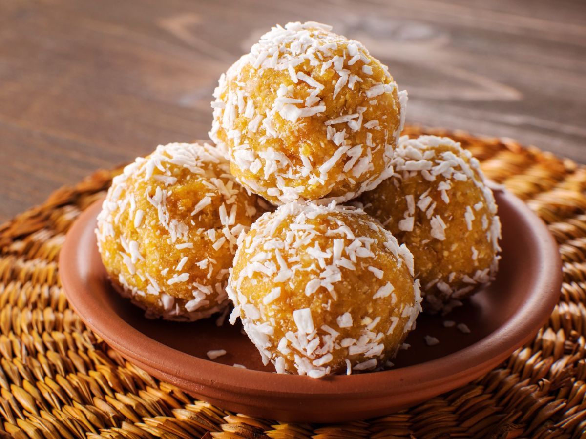 Carrot Cake Energy Balls in einer Schale Ã¼bereinander gestapelt.