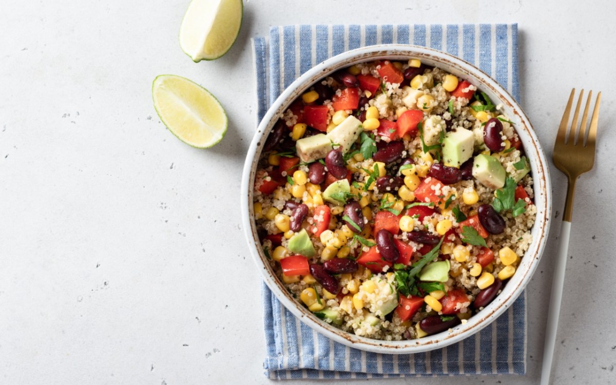 Eine SchÃ¼ssel Mexicana-Salat mit Quinoa in der Draufsicht.