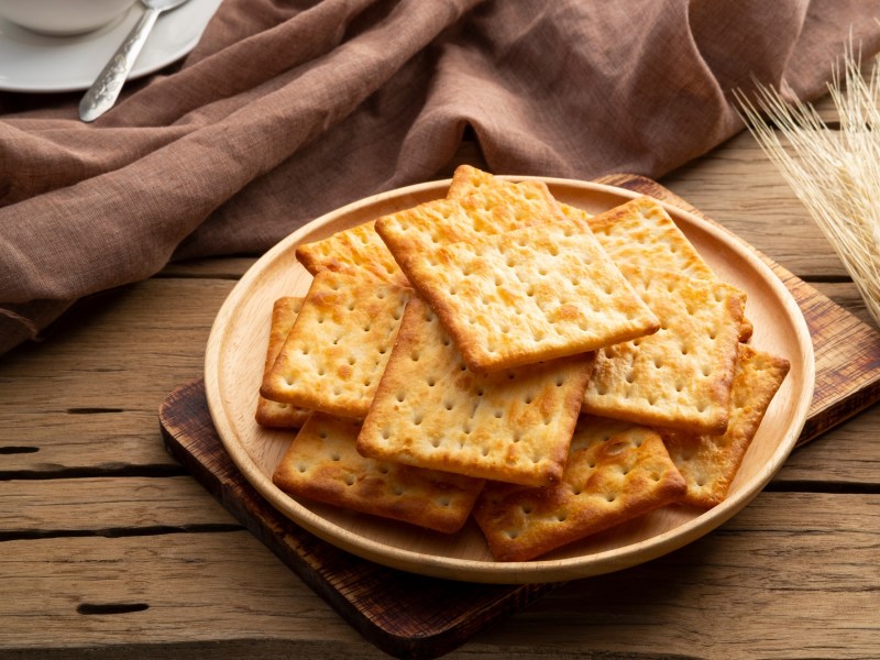 Ein Teller voll mit salzigen Butterkeksen