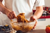 Seitan selbst machen: Ein Mann knetet Seitanmasse in einer Schale.