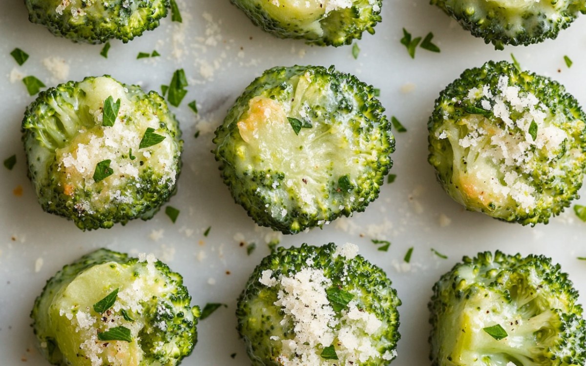 Smashed Brokkoli mit Parmesan in der Draufsicht.