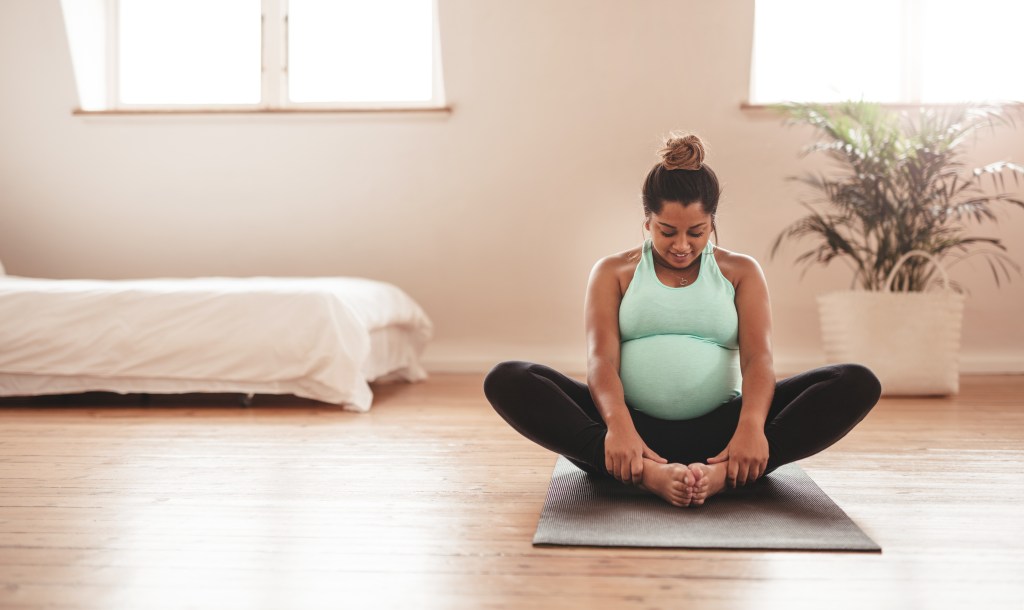 Schwangere macht Yoga